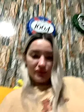 Snapshot of Sextazy chatting on 10.19.25 Sextazy online show from 10.19.25