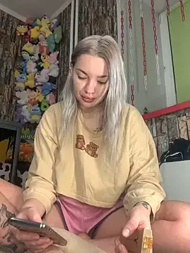 Snapshot of Sextazy chatting on 10.29.25 Sextazy online show from 10.29.25