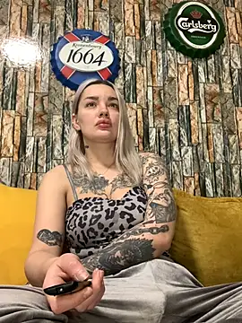 Snapshot of Sextazy chatting on 02.20.26 Sextazy online show from 02.20.26