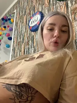 Snapshot of Sextazy chatting on 02.27.26 Sextazy online show from 02.27.26