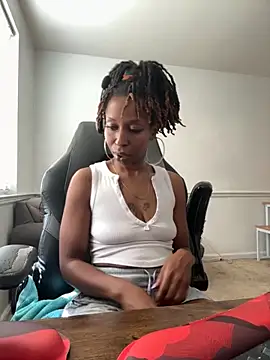 Snapshot of LeyaHoneybuns chatting on 11.04.25 LeyaHoneybuns online show from 11.04.25