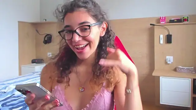 Snapshot of uniquerossie chatting on 10.20.25 uniquerossie online show from 10.20.25