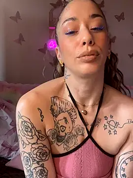 Snapshot of Chachou000 chatting on 10.29.25 Chachou000 online show from 10.29.25