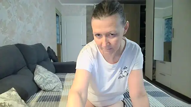 Snapshot of WindChristy chatting on 11.03.25 WindChristy online show from 11.03.25