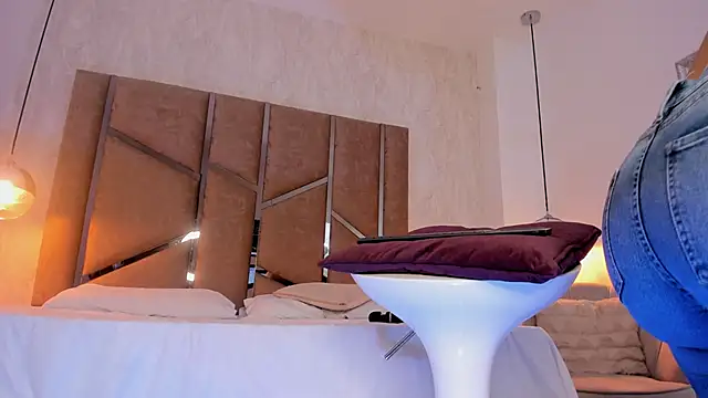 Martinaa Jones  online show from 09.11.25