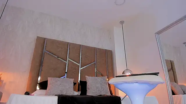 Martinaa Jones  online show from 12.14.25