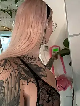 Snapshot of Stella-Kink chatting on 02.17.25 Stella-Kink online show from 02.17.25