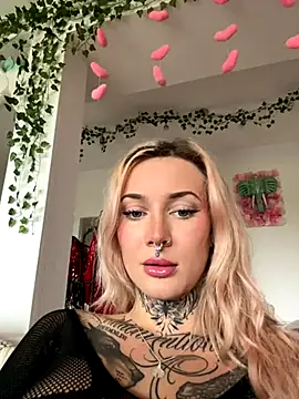 Snapshot of Stella-Kink chatting on 10.11.25 Stella-Kink online show from 10.11.25