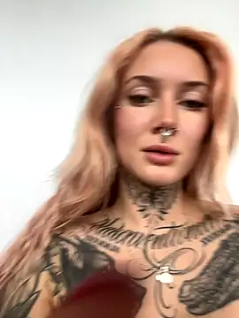 Snapshot of Stella-Kink chatting on 11.08.25 Stella-Kink online show from 11.08.25