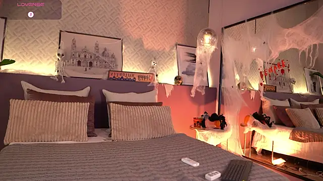 Snapshot of ElleDiane chatting on 10.23.25 ElleDiane online show from 10.23.25