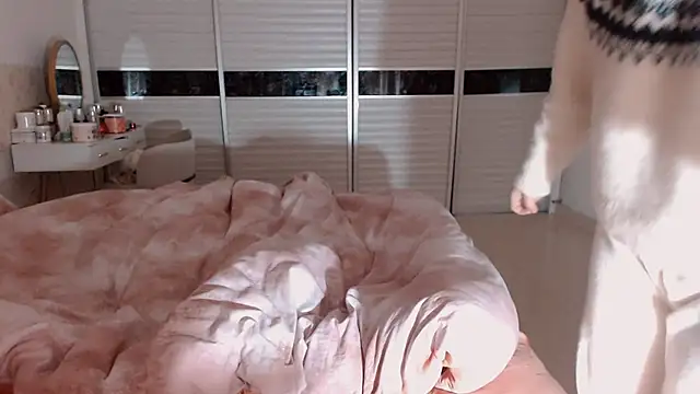 -Lucky Girl online show from 12.21.25