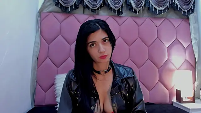 Snapshot of Linisprincehot69 chatting on 02.15.25 Linisprincehot69 online show from 02.15.25