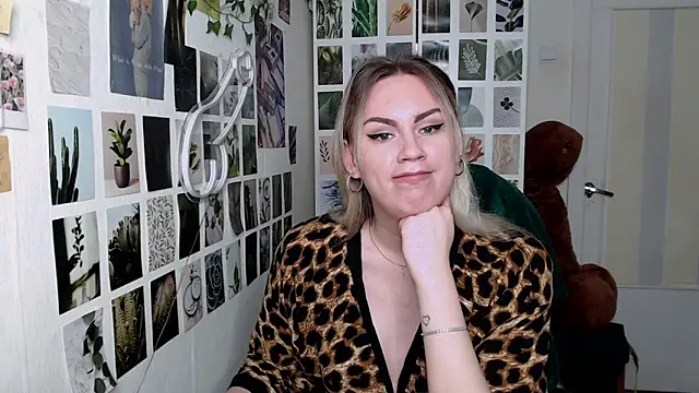 Snapshot of CapriScorpion chatting on 09.28.25 CapriScorpion online show from 09.28.25