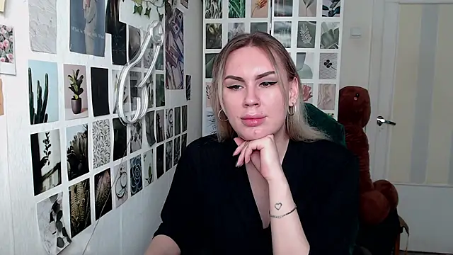 Snapshot of CapriScorpion chatting on 09.30.25 CapriScorpion online show from 09.30.25