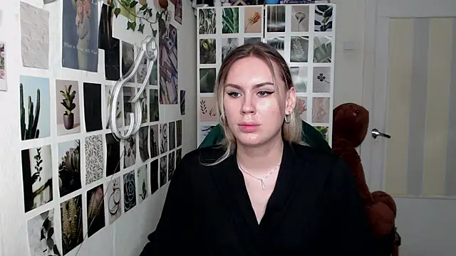 Snapshot of CapriScorpion chatting on 10.04.25 CapriScorpion online show from 10.04.25