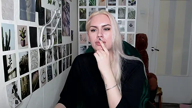 Snapshot of CapriScorpion chatting on 10.06.25 CapriScorpion online show from 10.06.25