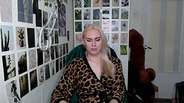 Snapshot of CapriScorpion chatting on 10.10.25 CapriScorpion online show from 10.10.25