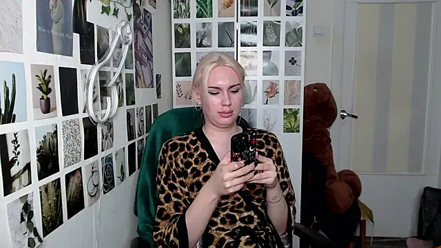 Snapshot of CapriScorpion chatting on 10.12.25 CapriScorpion online show from 10.12.25