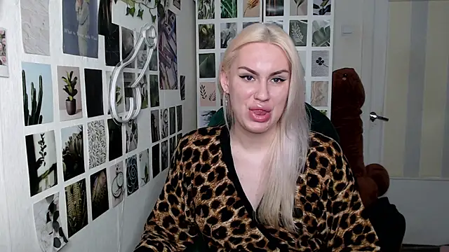 Snapshot of CapriScorpion chatting on 10.13.25 CapriScorpion online show from 10.13.25