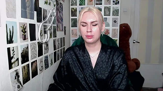 Snapshot of CapriScorpion chatting on 10.15.25 CapriScorpion online show from 10.15.25