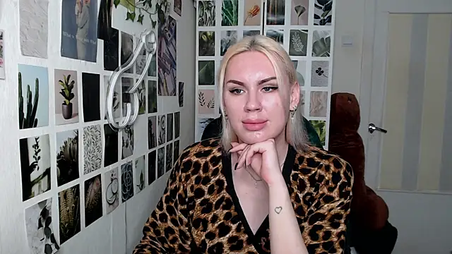 Snapshot of CapriScorpion chatting on 10.25.25 CapriScorpion online show from 10.25.25