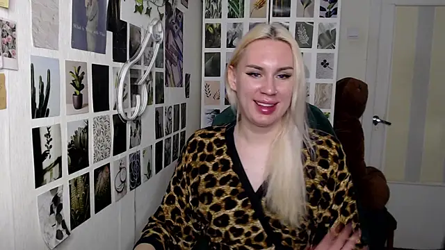 Snapshot of CapriScorpion chatting on 10.26.25 CapriScorpion online show from 10.26.25