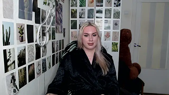 Snapshot of CapriScorpion chatting on 11.02.25 CapriScorpion online show from 11.02.25