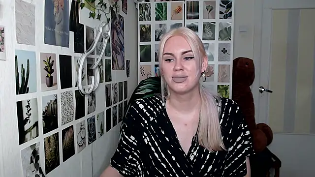 Snapshot of CapriScorpion chatting on 11.06.25 CapriScorpion online show from 11.06.25