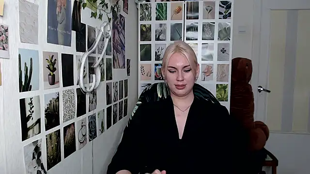 Snapshot of CapriScorpion chatting on 11.12.25 CapriScorpion online show from 11.12.25