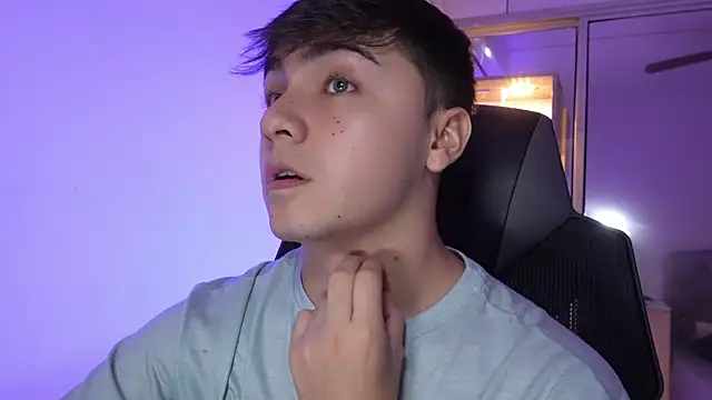 Snapshot of aron__cooper chatting on 11.13.25 aron cooper online show from 11.13.25