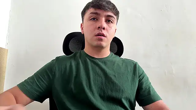 Snapshot of aron__cooper chatting on 12.14.25 aron cooper online show from 12.14.25