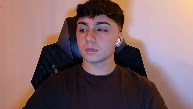 Snapshot of aron__cooper chatting on 08.02.26 aron cooper online show from 08.02.26