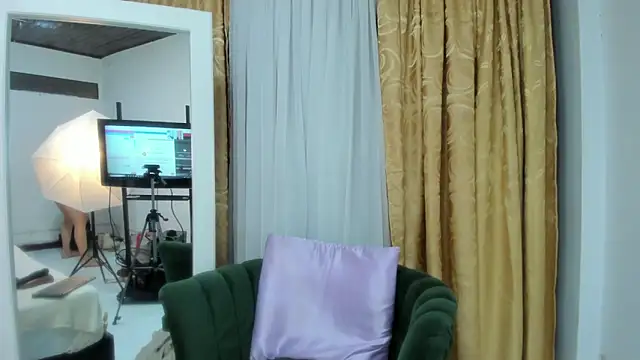 Snapshot of eva_loreti chatting on 02.17.25 eva loreti online show from 02.17.25