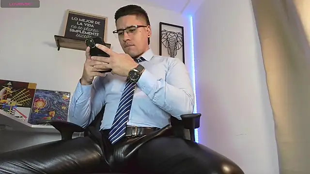 Snapshot of Thonydupont chatting on 10.18.25 Thonydupont online show from 10.18.25