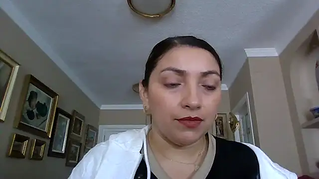 Snapshot of claudia chatting on 04.06.26 claudia online show from 04.06.26