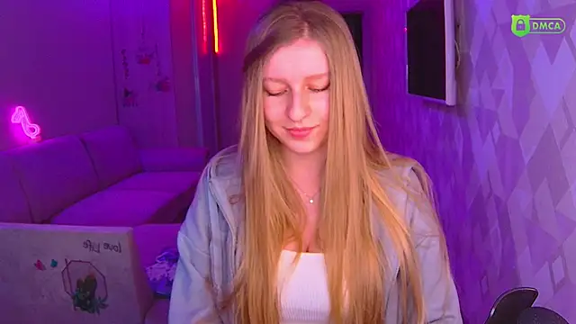 Snapshot of AmaliaQueen chatting on 12.18.24 AmaliaQueen online show from 12.18.24