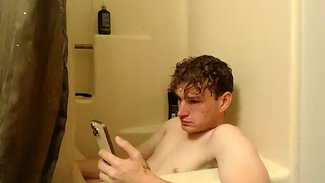 Snapshot of CreamyAustin chatting on 09.28.25 CreamyAustin online show from 09.28.25