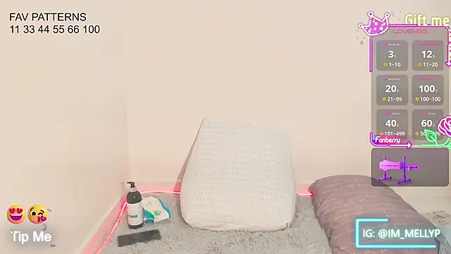 Snapshot of Mellyparker_ chatting on 10.11.25 Mellyparker online show from 10.11.25