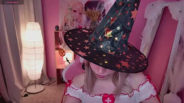 Snapshot of Beatrica_Klein chatting on 10.28.25 Beatrica Klein online show from 10.28.25