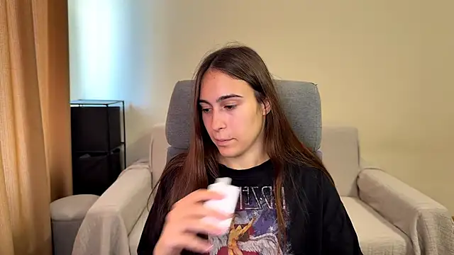 Snapshot of AliceKolltt chatting on 09.23.25 AliceKolltt online show from 09.23.25