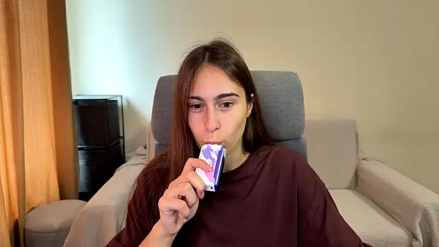 Snapshot of AliceKolltt chatting on 09.24.25 AliceKolltt online show from 09.24.25