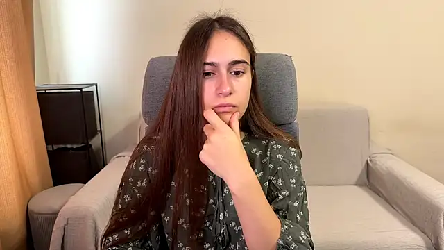 Snapshot of AliceKolltt chatting on 10.17.25 AliceKolltt online show from 10.17.25