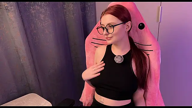 Snapshot of RozieRose chatting on 10.11.25 RozieRose online show from 10.11.25