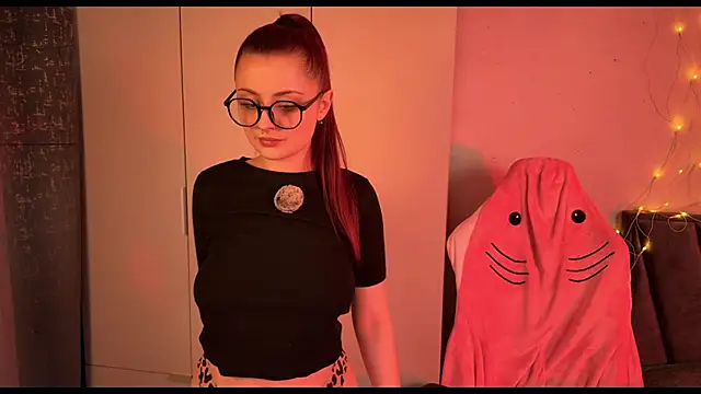 Snapshot of RozieRose chatting on 12.02.25 RozieRose online show from 12.02.25