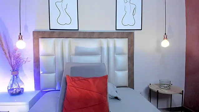Emilywatsonn online show from 06.08.26