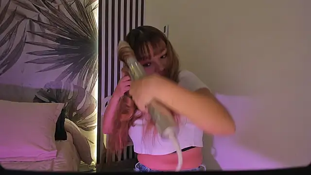 Snapshot of Samaantha-White chatting on 02.13.26 Samaantha-White online show from 02.13.26