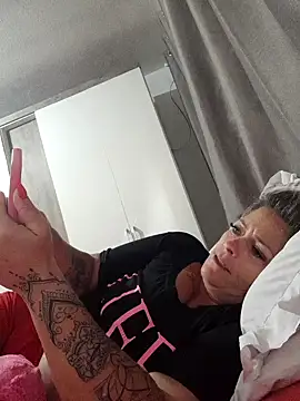 Snapshot of marcialoira chatting on 01.15.25 marcialoira online show from 01.15.25