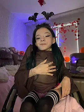 Snapshot of MiniSophiaa chatting on 10.27.25 MiniSophiaa online show from 10.27.25