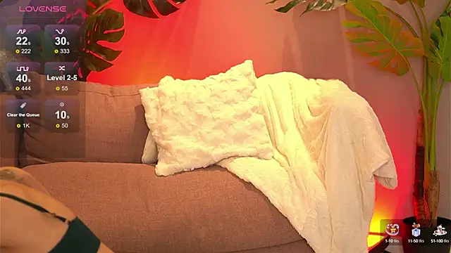 Snapshot of JuliaRichard chatting on 02.05.25 JuliaRichard online show from 02.05.25