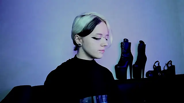Holy Silvia online show from 01.10.25